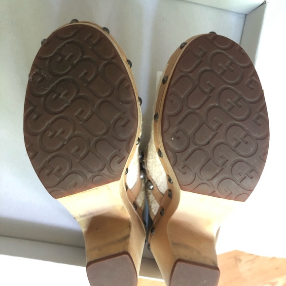 Gently used UGG clogs - Picture 4 of 8